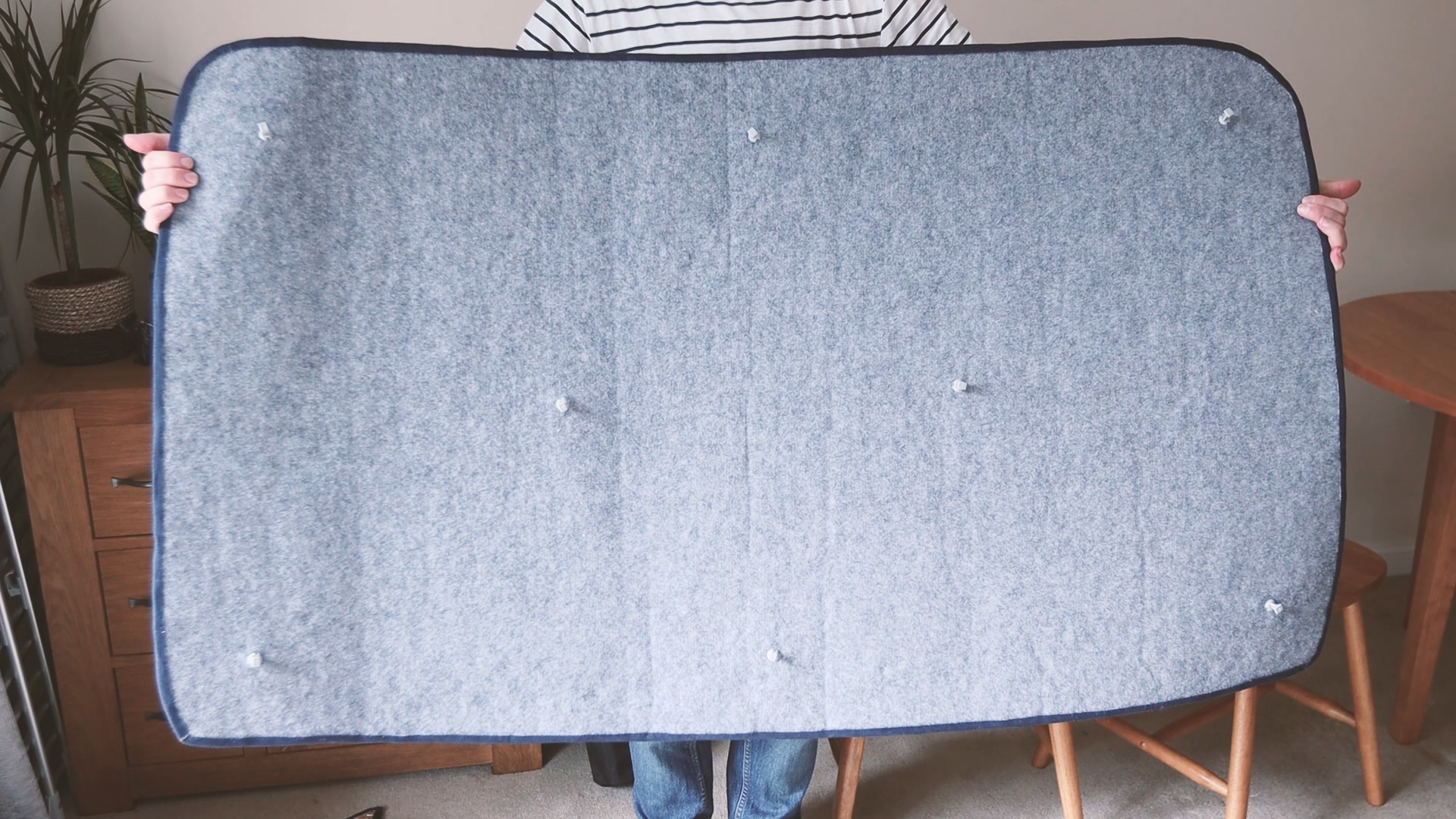 The windscreen cover with 8 suction cups installed