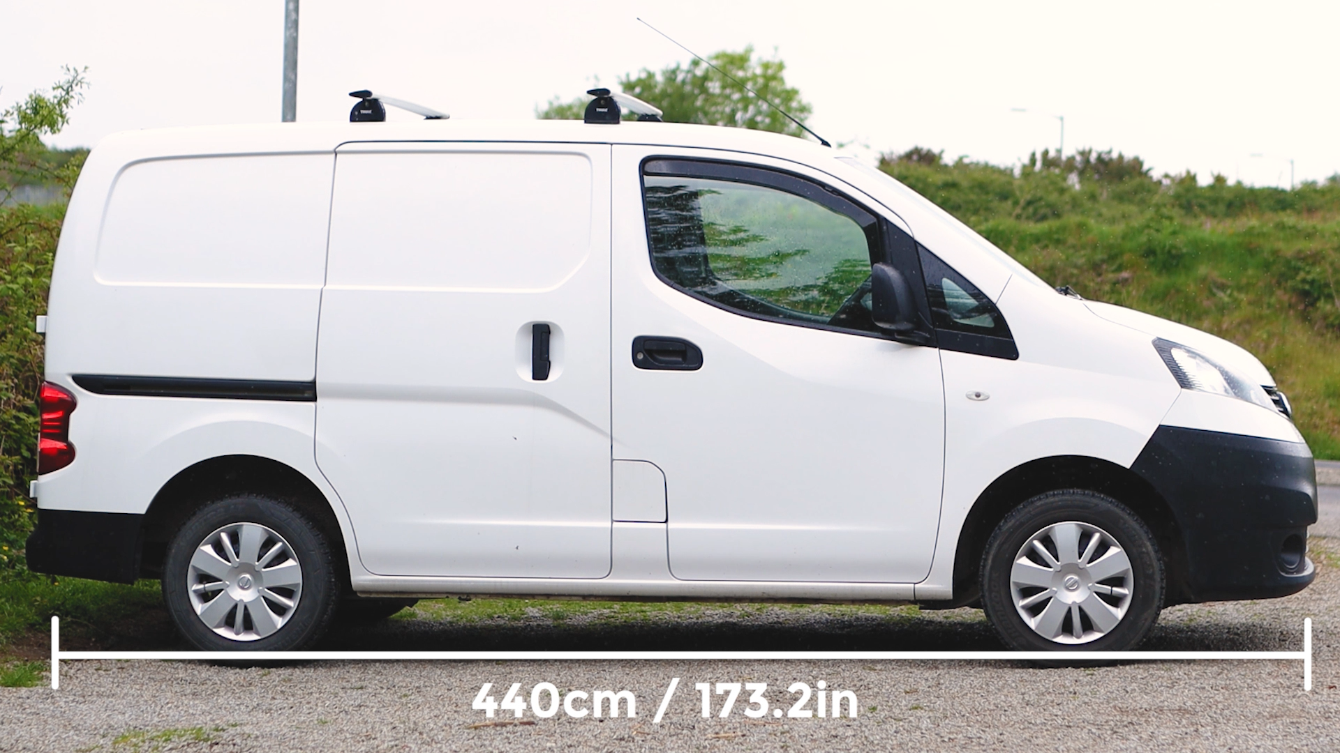 Nissan NV200 van from the side with length measurements on