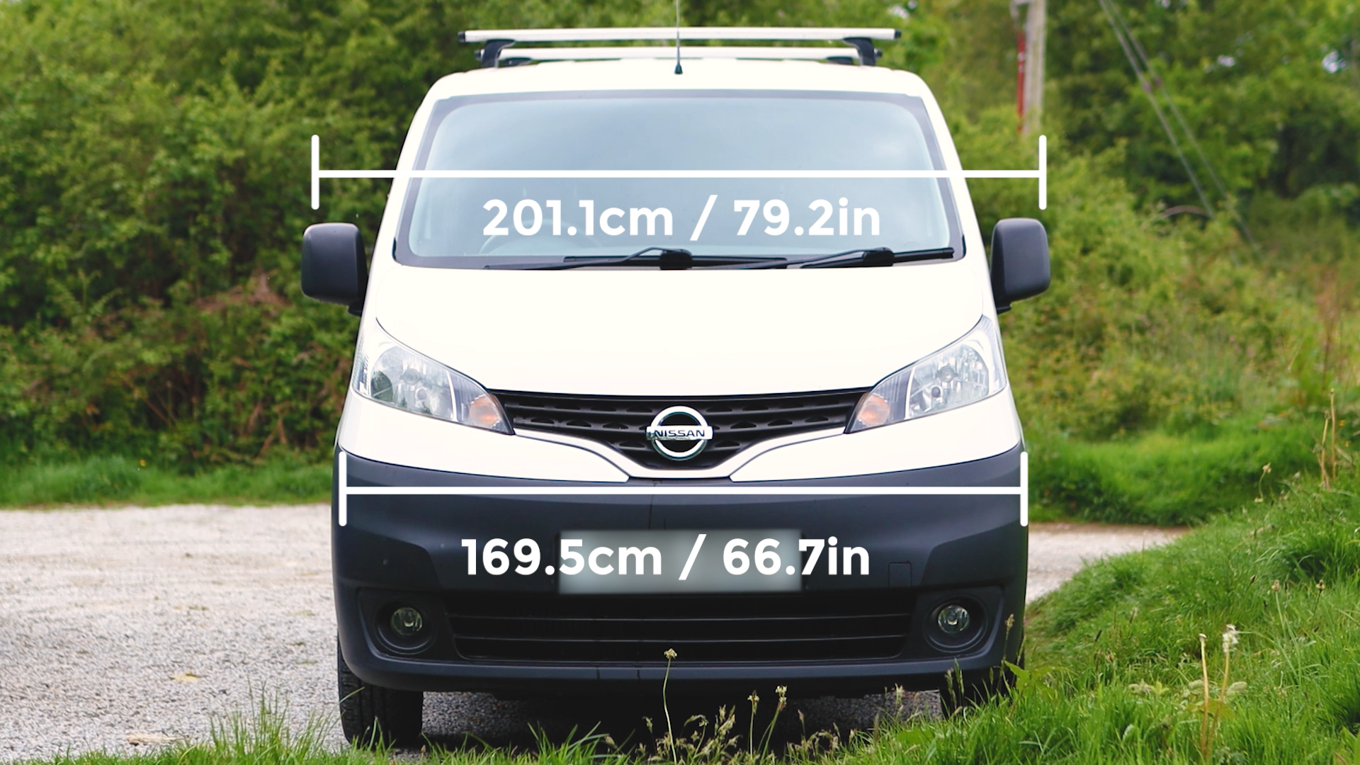 Front of a Nissan NV200 with width measurements