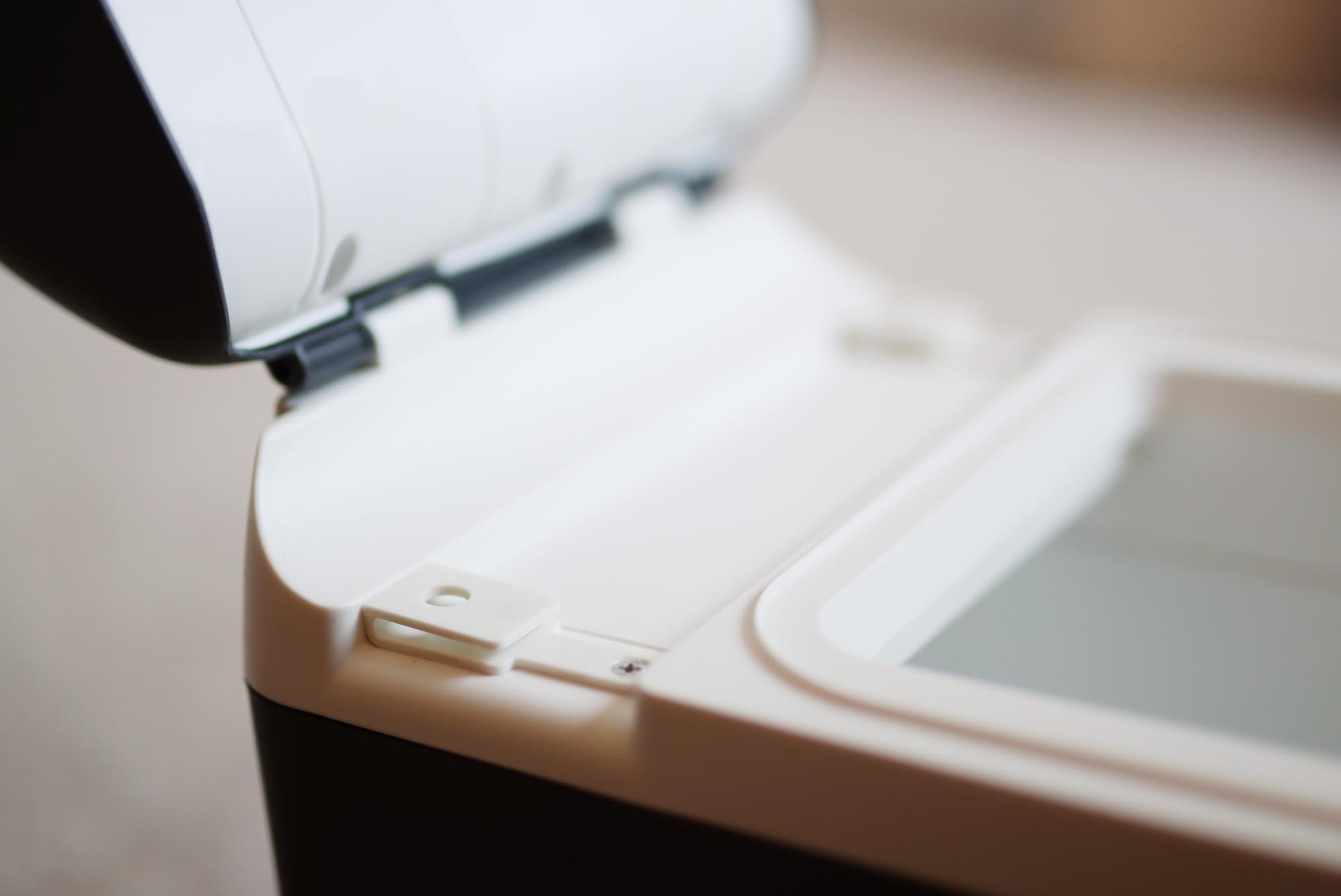 Seatbelt clips on the Halfords 8 litre 12v electric cool box