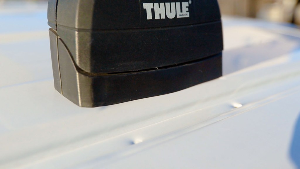 Thule 3085 fixpoint kit and the rapid system 753 feet set on a Nissan NV200