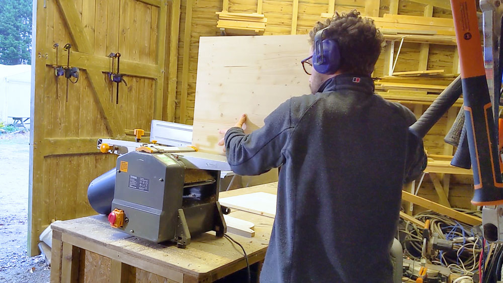 Planing the edges of the furniture board