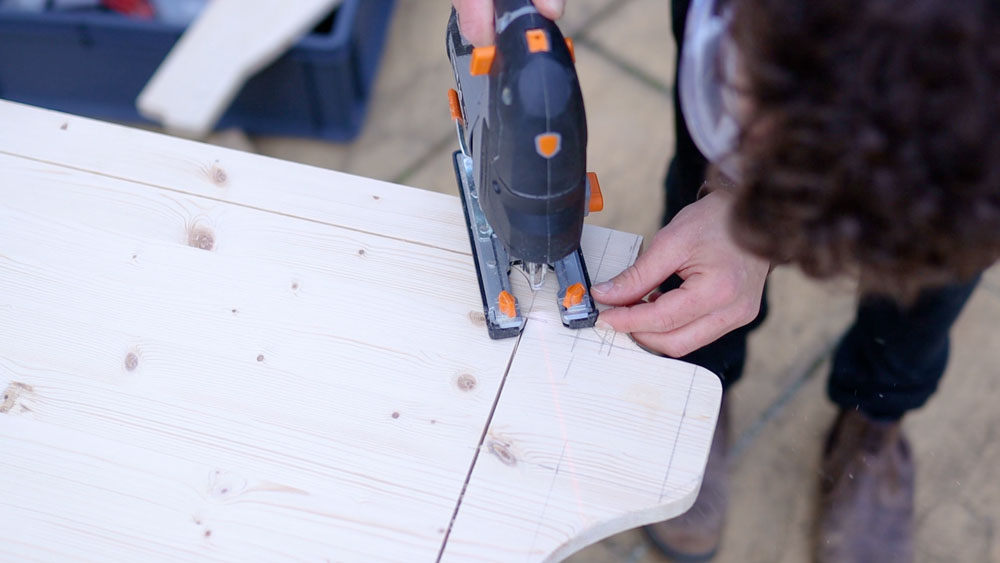 Cutting the table corners with a jigsaw