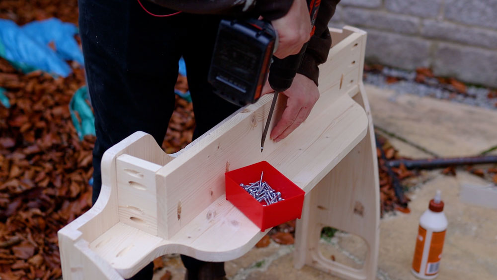 Screwing in the upper brace with pocket holes