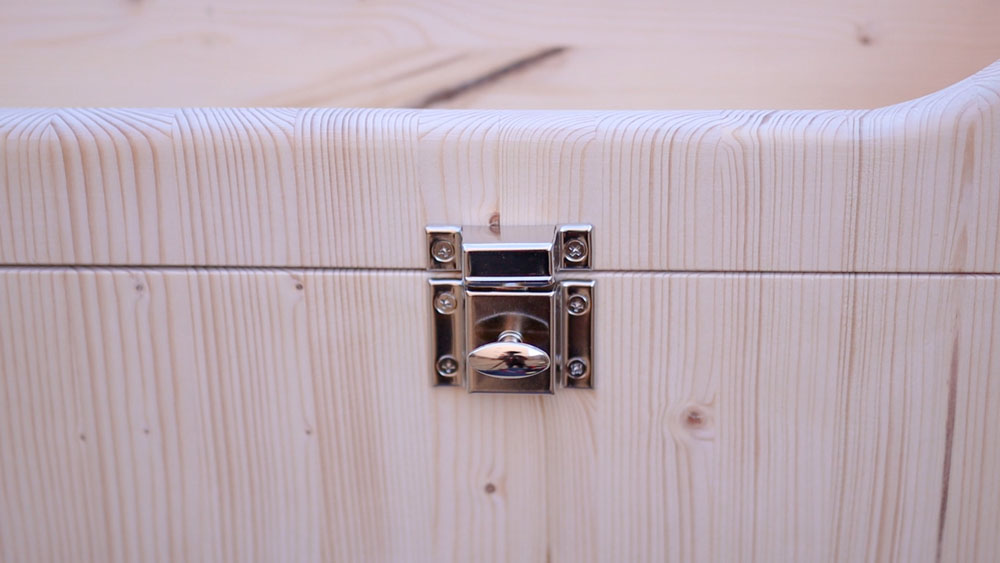 Latch to hold the table closed