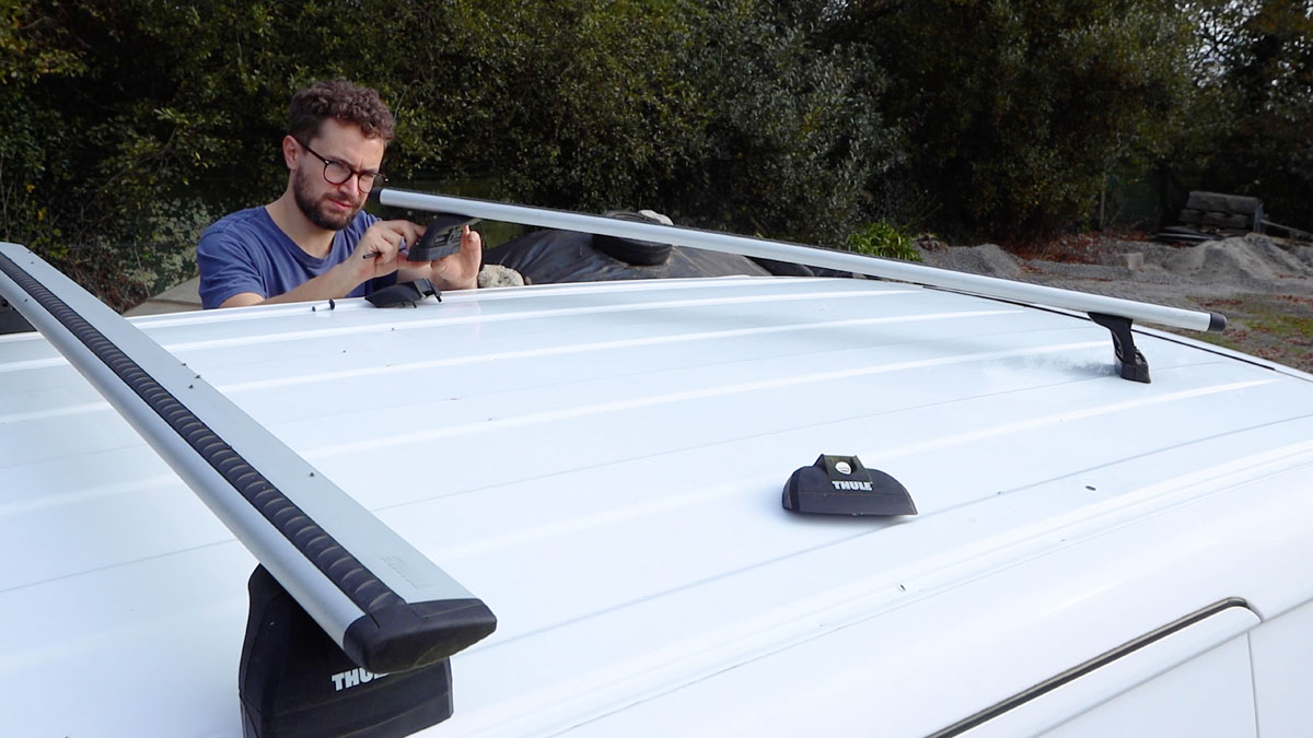 Replacing the Thule roof bars on the roof of the Nissan NV200