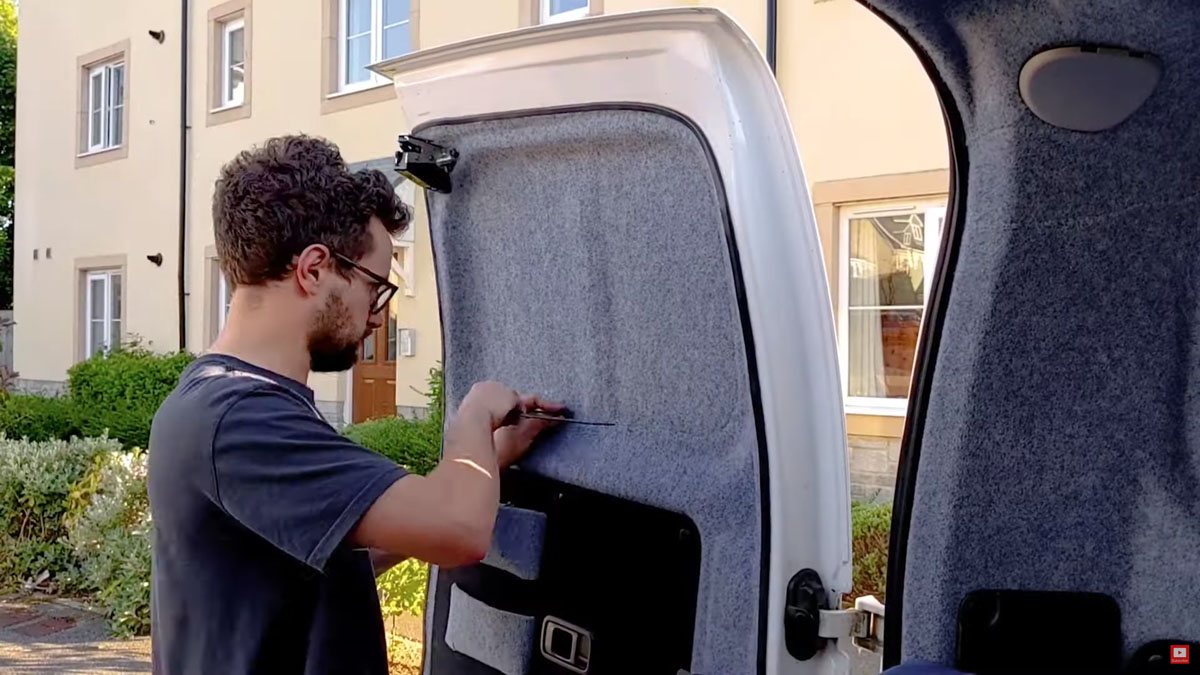 Marking the edge of the door panel onto the carpet