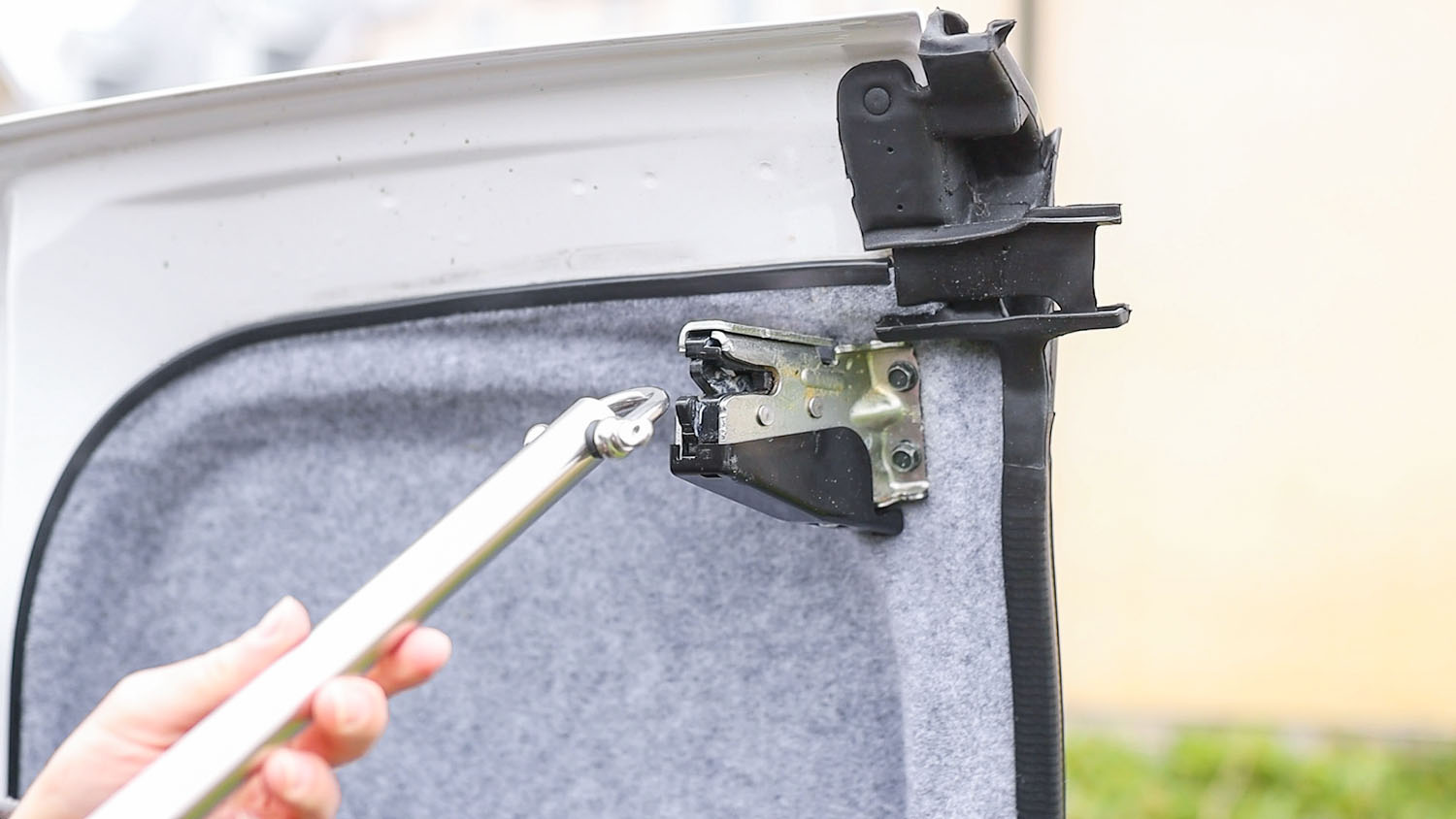 Testing the door bar on the van rear doors