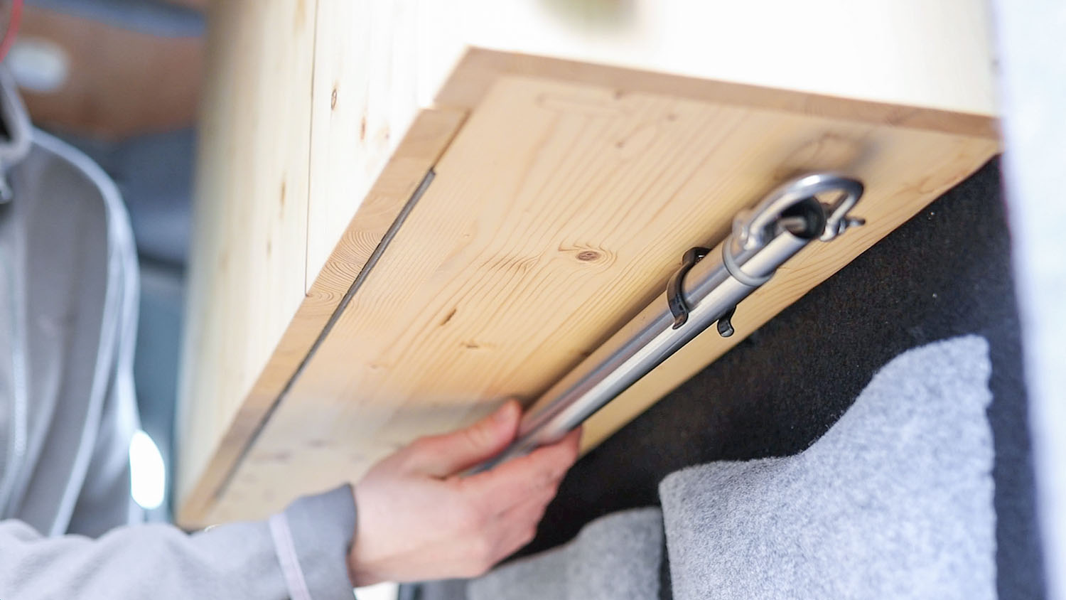 Clipping the door bar in place under the table unit