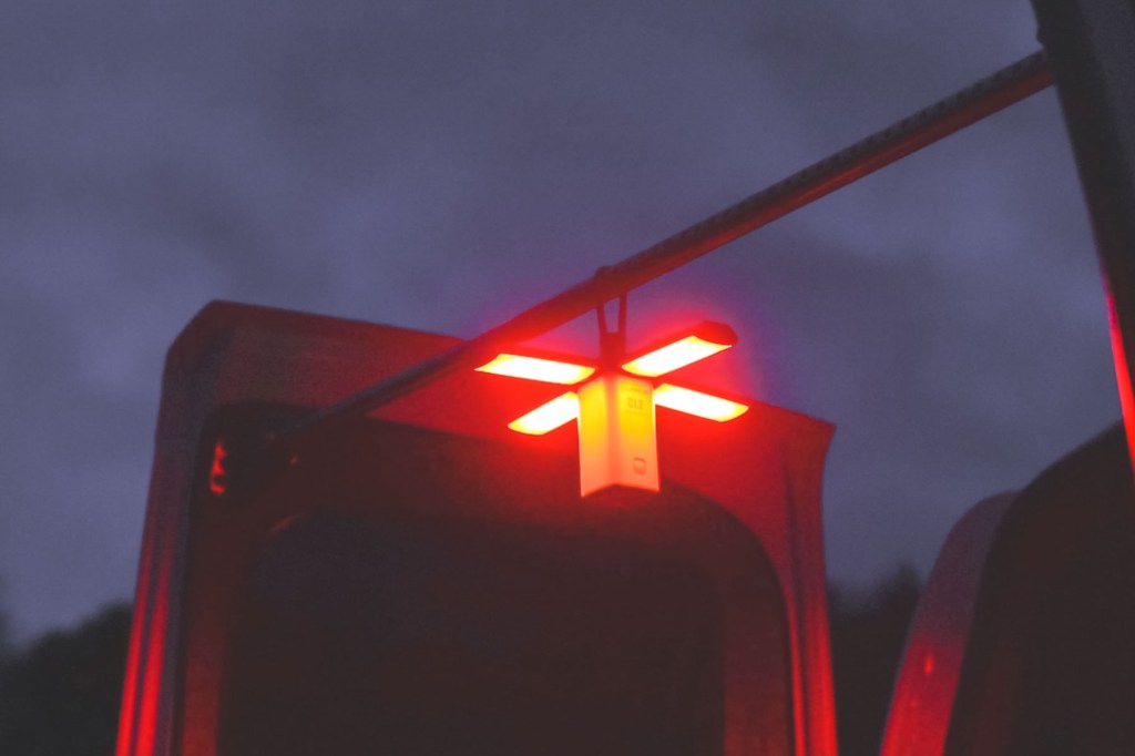 The flashing red light mode on the Klarus CL2 lantern