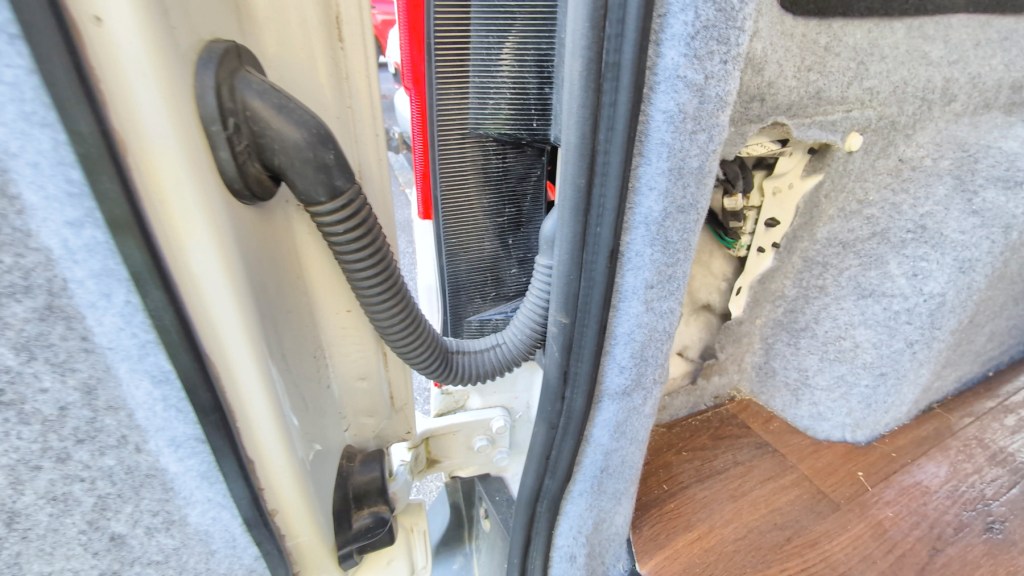 Hose and wiring of the Nissan NV200