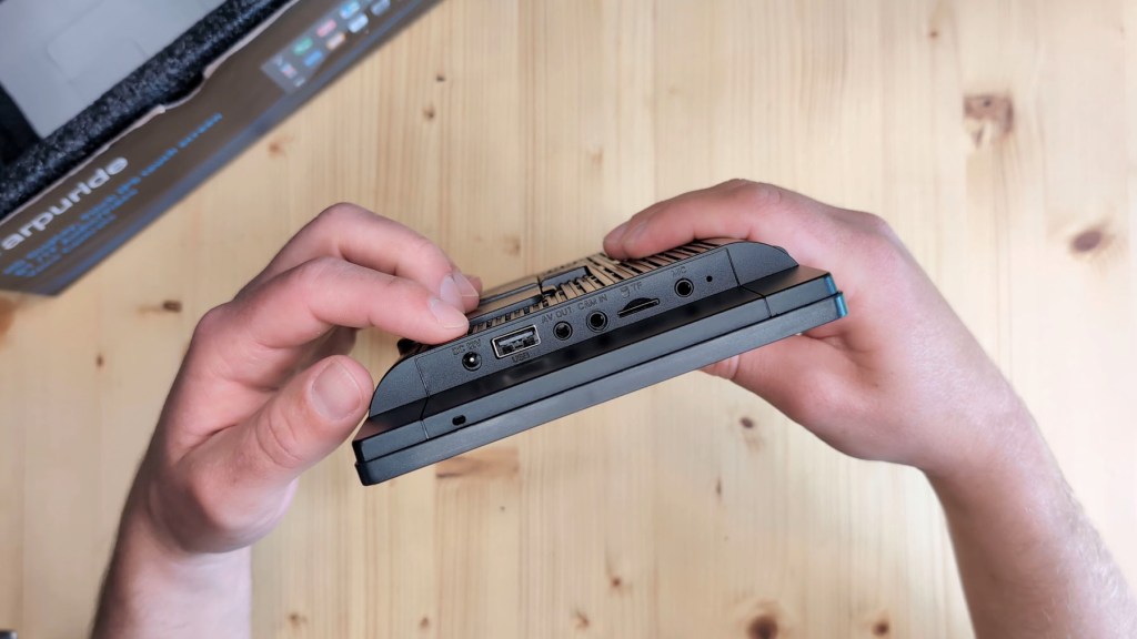 Inputs and output ports on the Carpuride W901 Plus