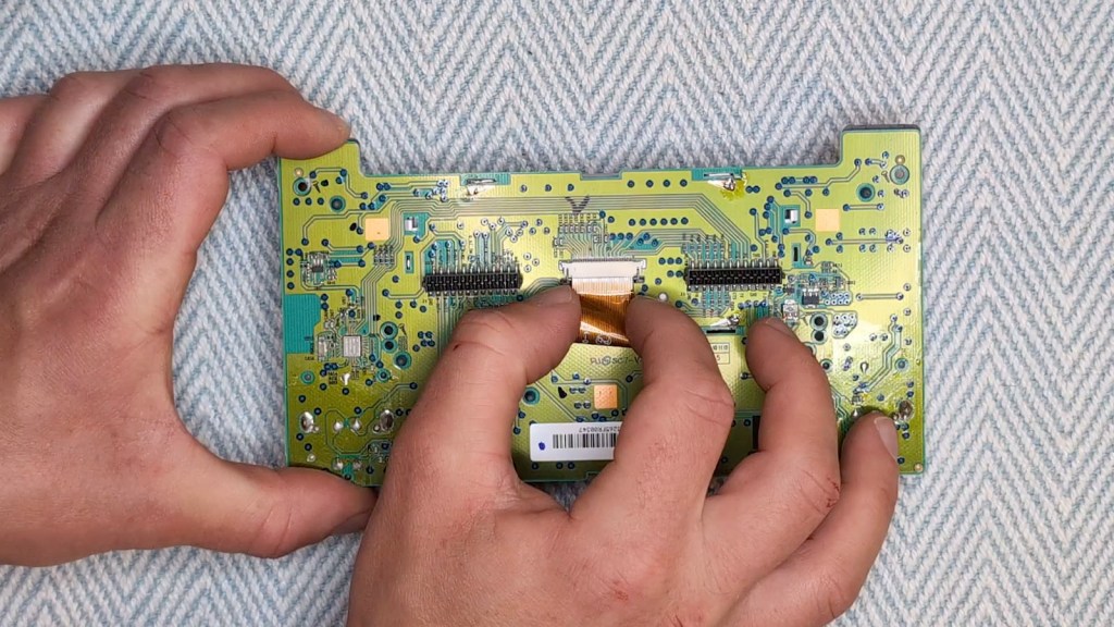 Inserting the Nissan Daewoo head unit ribbon cable