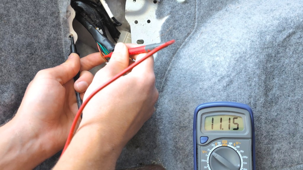 Reading the voltage of the red wire with a multimeter