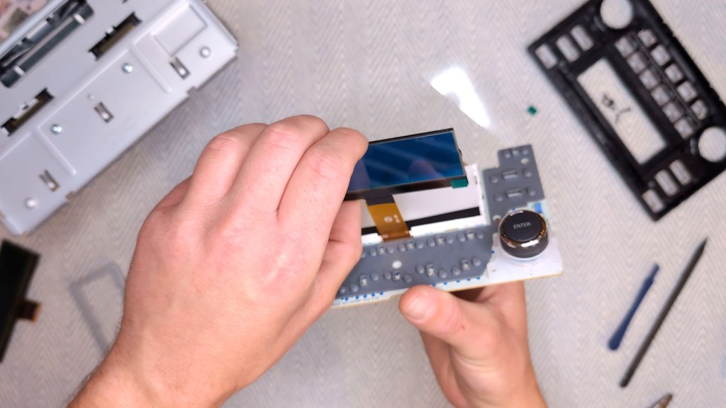 Inserting the new Nissan Daewoo radio replacement screen