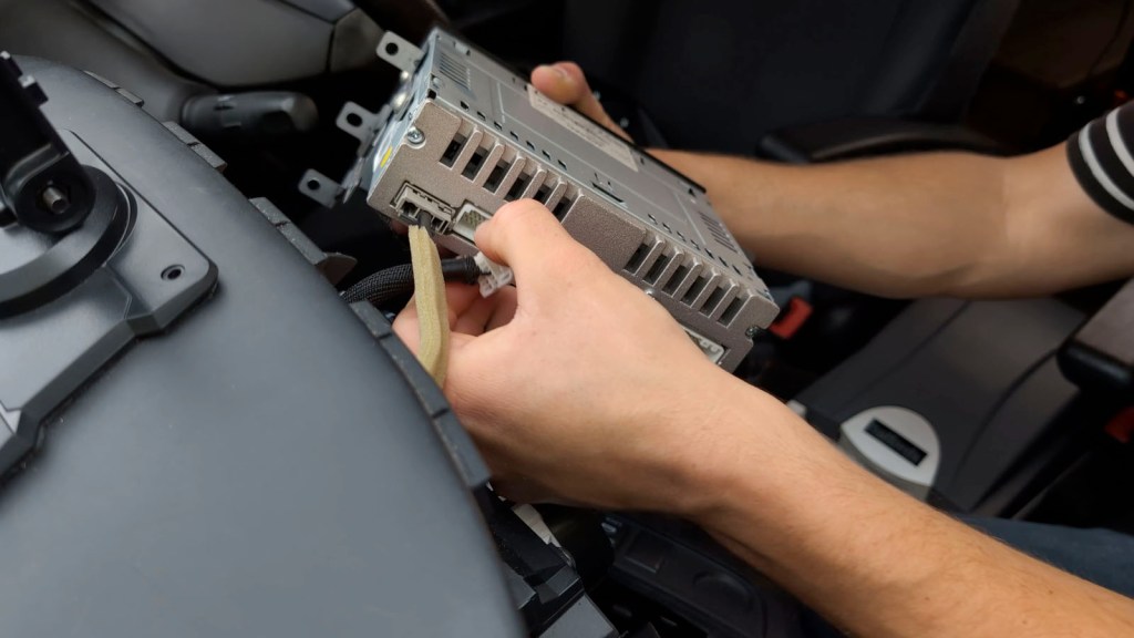 Unplugging a Nissan Daewoo head unit