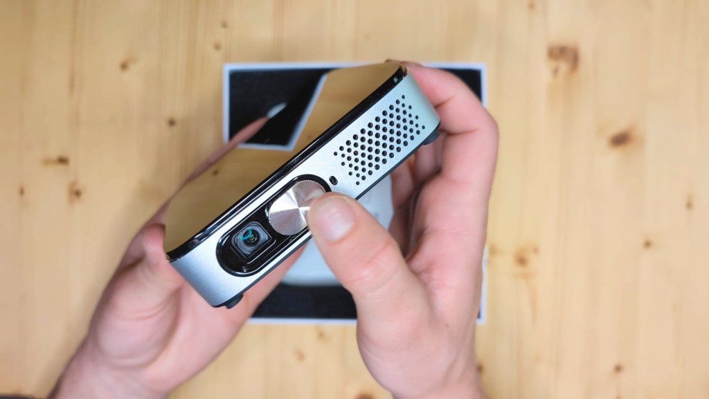 Sliding lens cover on the Wimius Q3 Projector