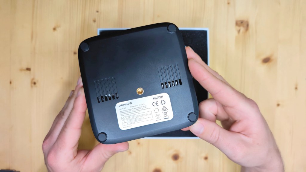 Tripod mount on the Wimius Q3 Projector