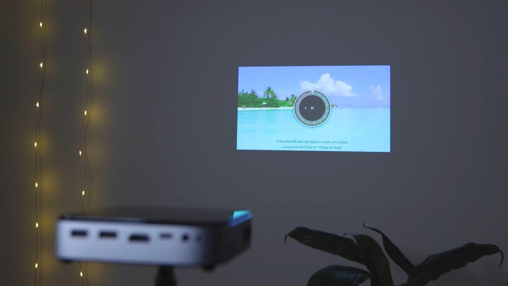 Screen zoom on the Wimius Q3 Projector