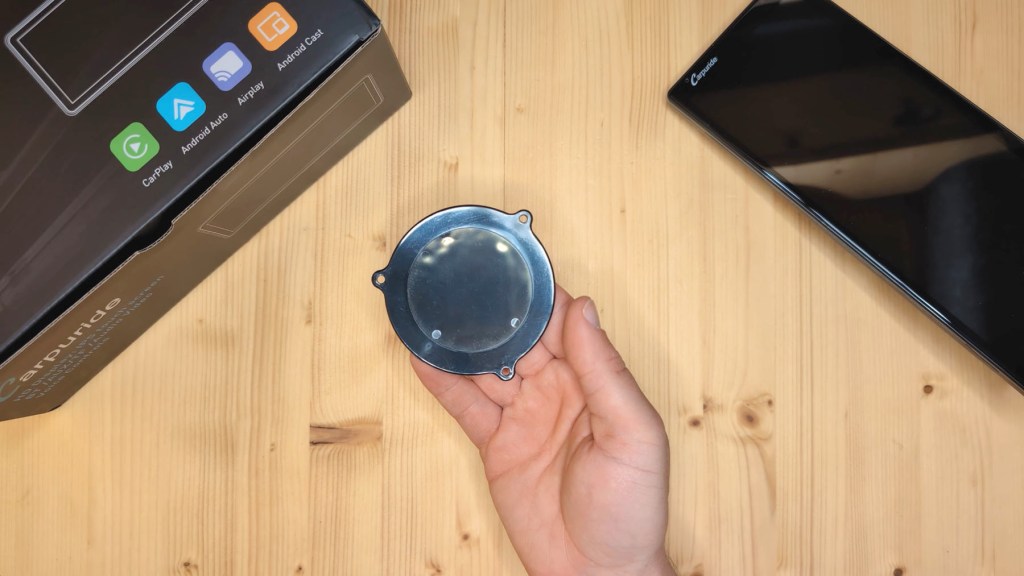 Mounting plate included with the Carpuride W903