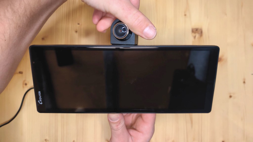 The rotatable 4k dash cam on the Carpuride W903