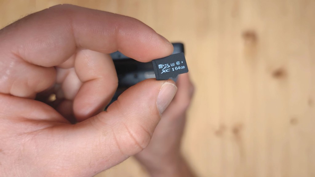 64GB micro-SD card included with the Carpuride W903