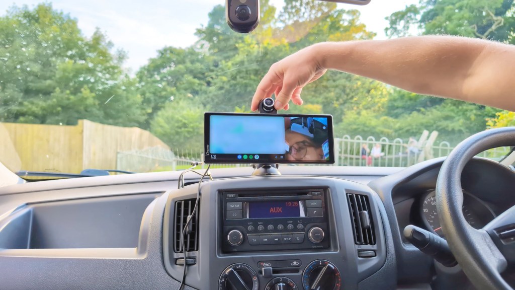 The rotatable 4k dash cam on the Carpuride W903