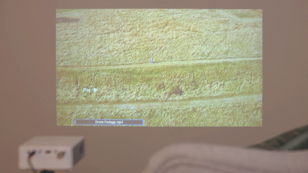 Video playback on the Akiyo O1 tiny projector