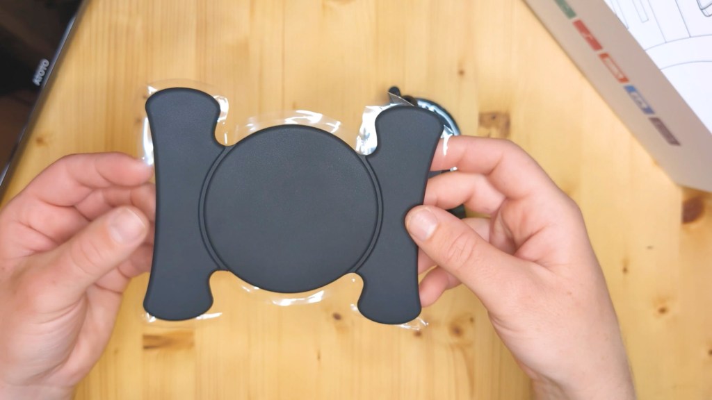 Mounting plate for the suction cup mount