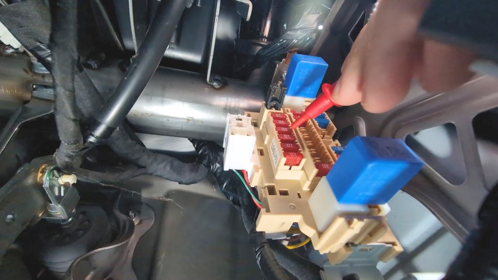 Checking fuses for voltage