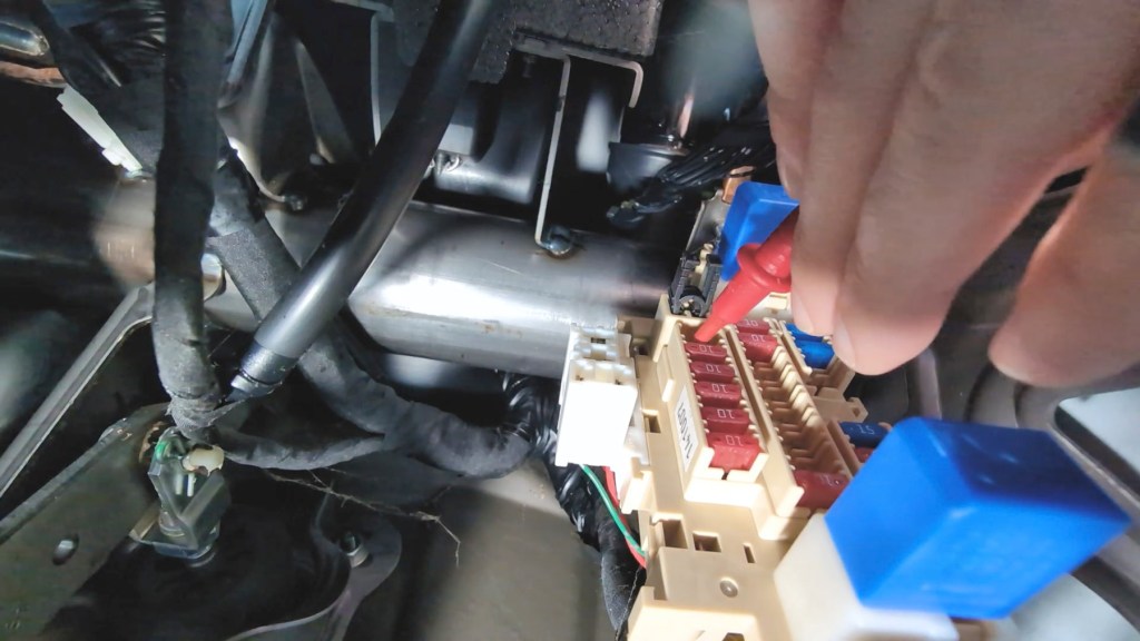 Checking which side the power comes in in the empty fuse slot