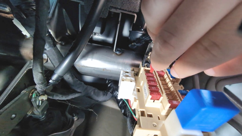 Checking which side the power comes in in the empty fuse slot